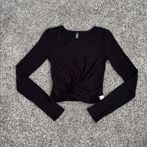 VUORI WOMEN'S LONG SLEEVE COVE TWIST TEE in Black - Picture 4 of 7